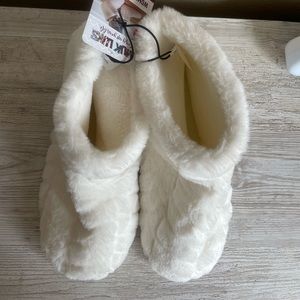 Muk Luks Women’s Slippers. White. Size 9. Soft.